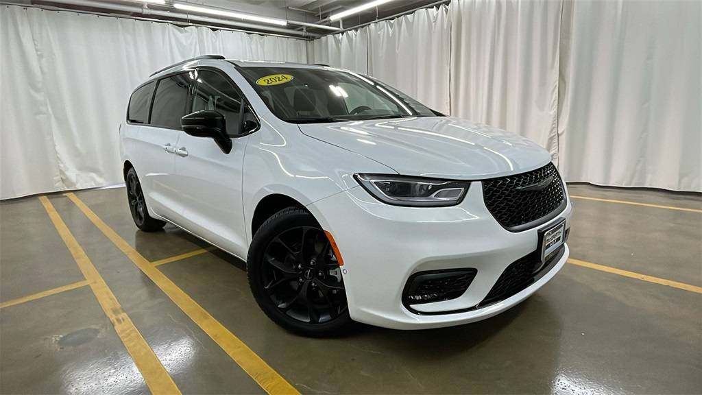 2024 Chrysler Pacifica Limited — Minivan — 539 mi — Highland Park, IL