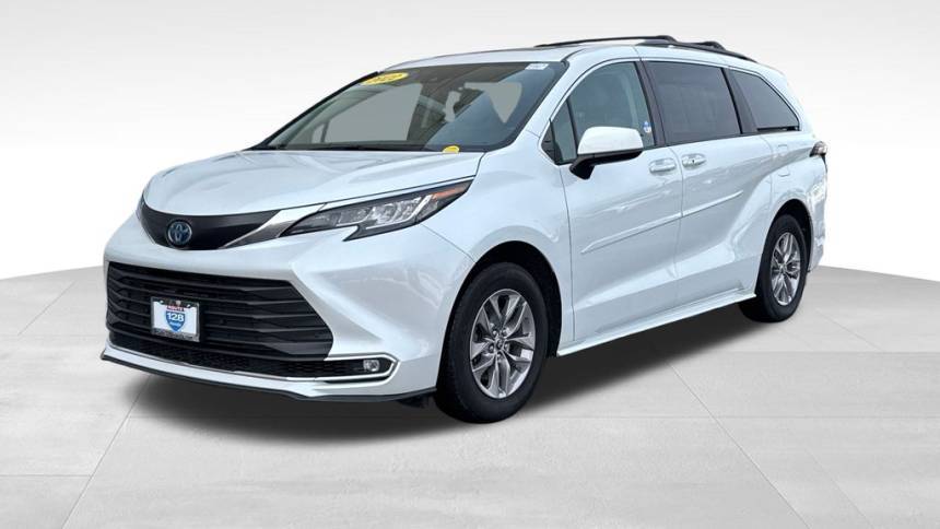 2022 Toyota Sienna XLE — Minivan — 99,548 mi — Reading, MA