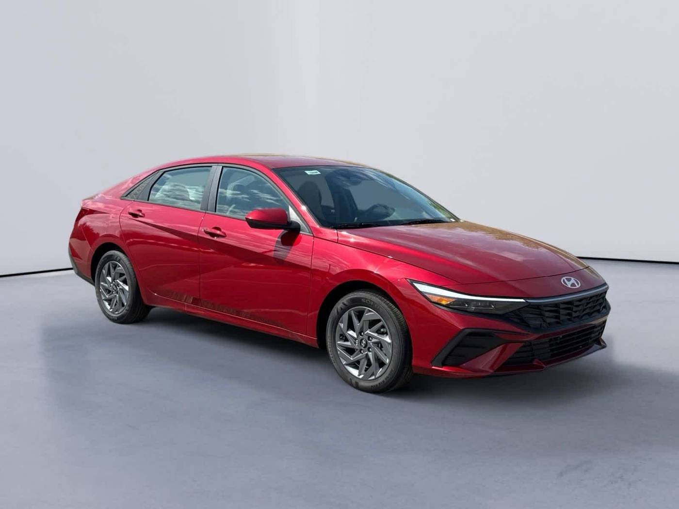 2025 Hyundai Elantra Hybrid Blue — Sedan — 3,894 mi — Knoxville, TN