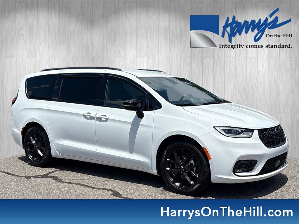 2024 Chrysler Pacifica Touring L — Minivan — 4,908 mi — Asheville, NC