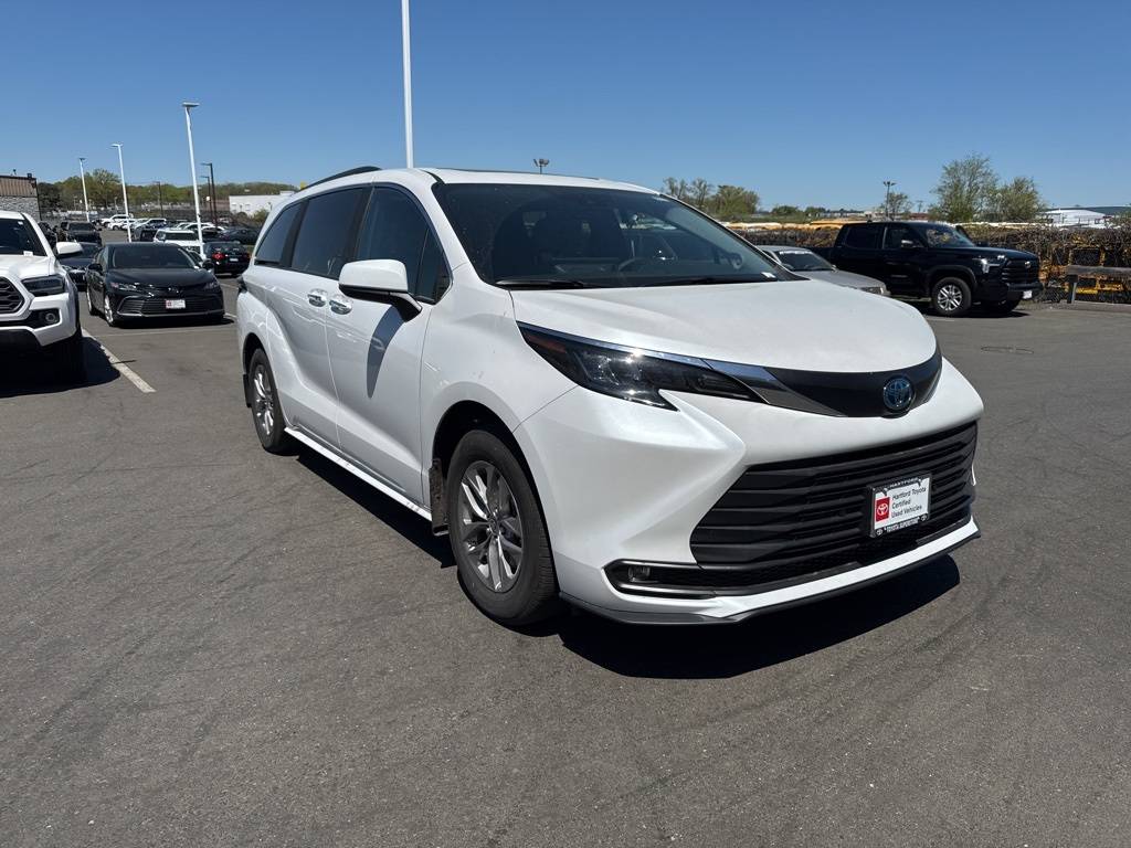 2025 Toyota Sienna XLE — Minivan — 4,853 mi — Hartford, CT