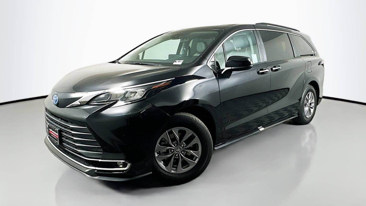 2024 Toyota Sienna XLE — Minivan — 18,432 mi — Signal Hill, CA