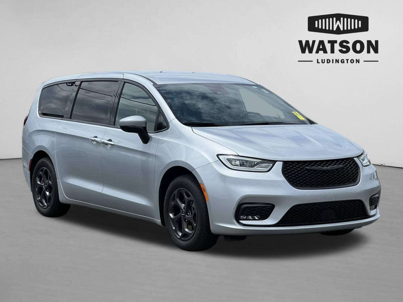 2023 Chrysler Pacifica Hybrid Touring L — Minivan — 20,796 mi — Ludington, MI
