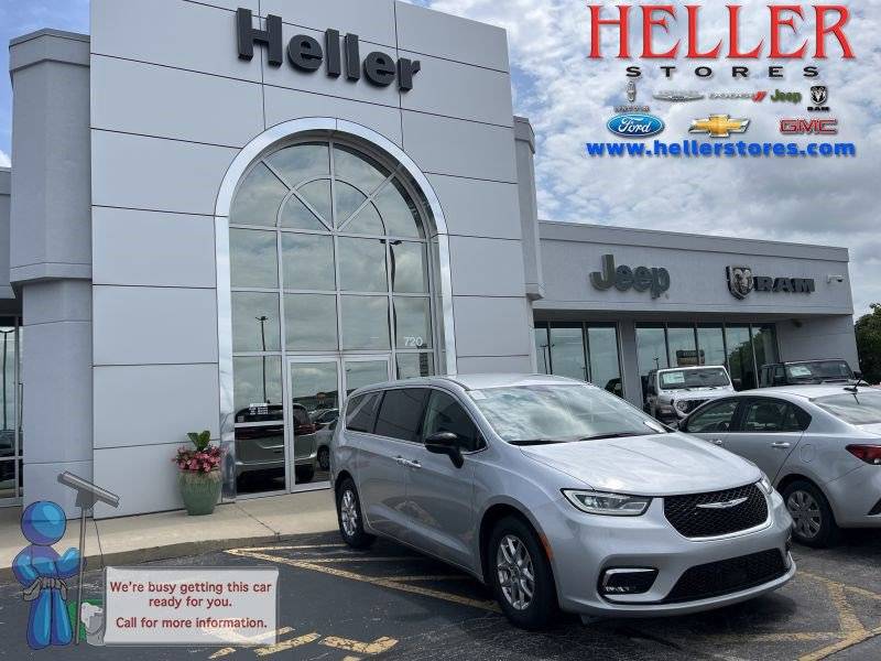 2023 Chrysler Pacifica Touring L — Minivan — 61,715 mi — Pontiac, IL