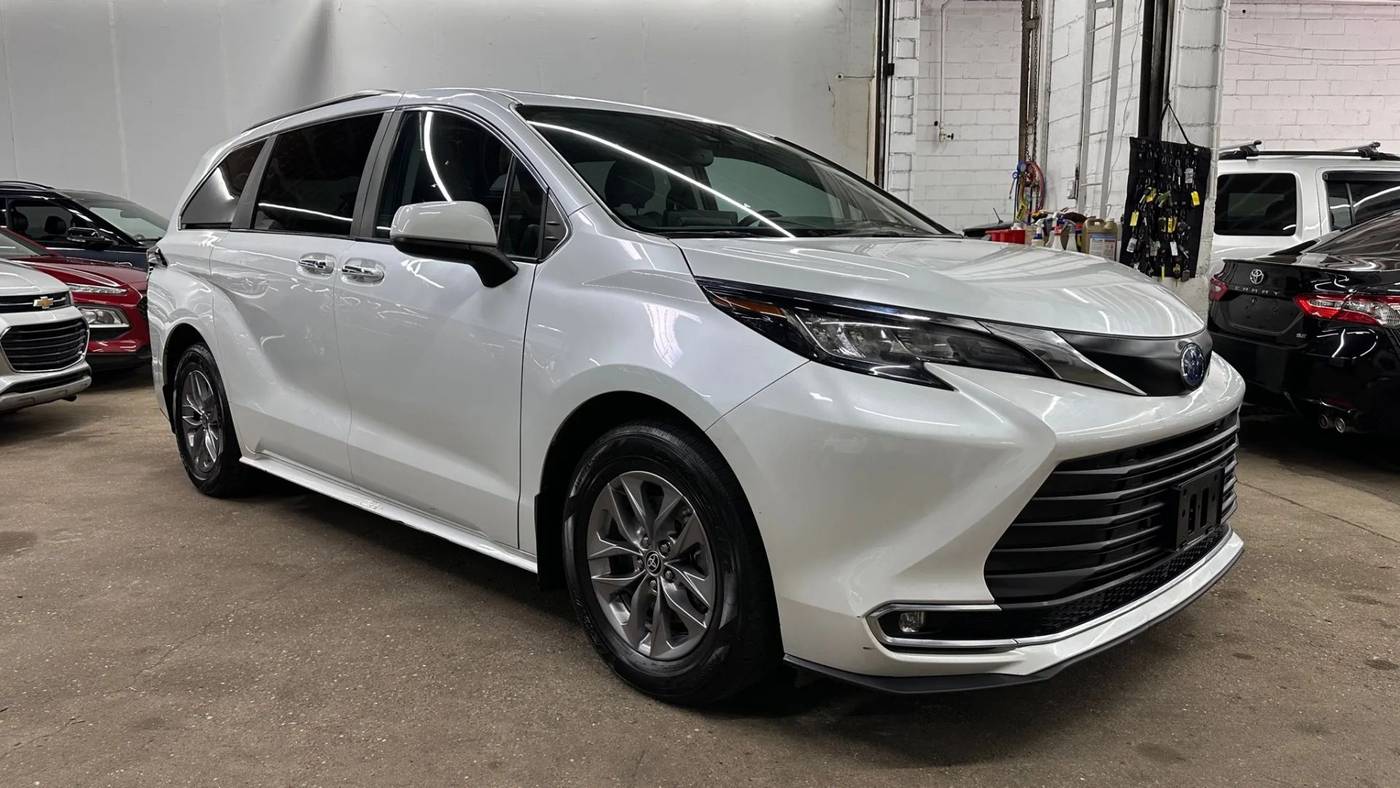 2023 Toyota Sienna XLE — Minivan — 115,314 mi — Hasbrouk Heights, NJ