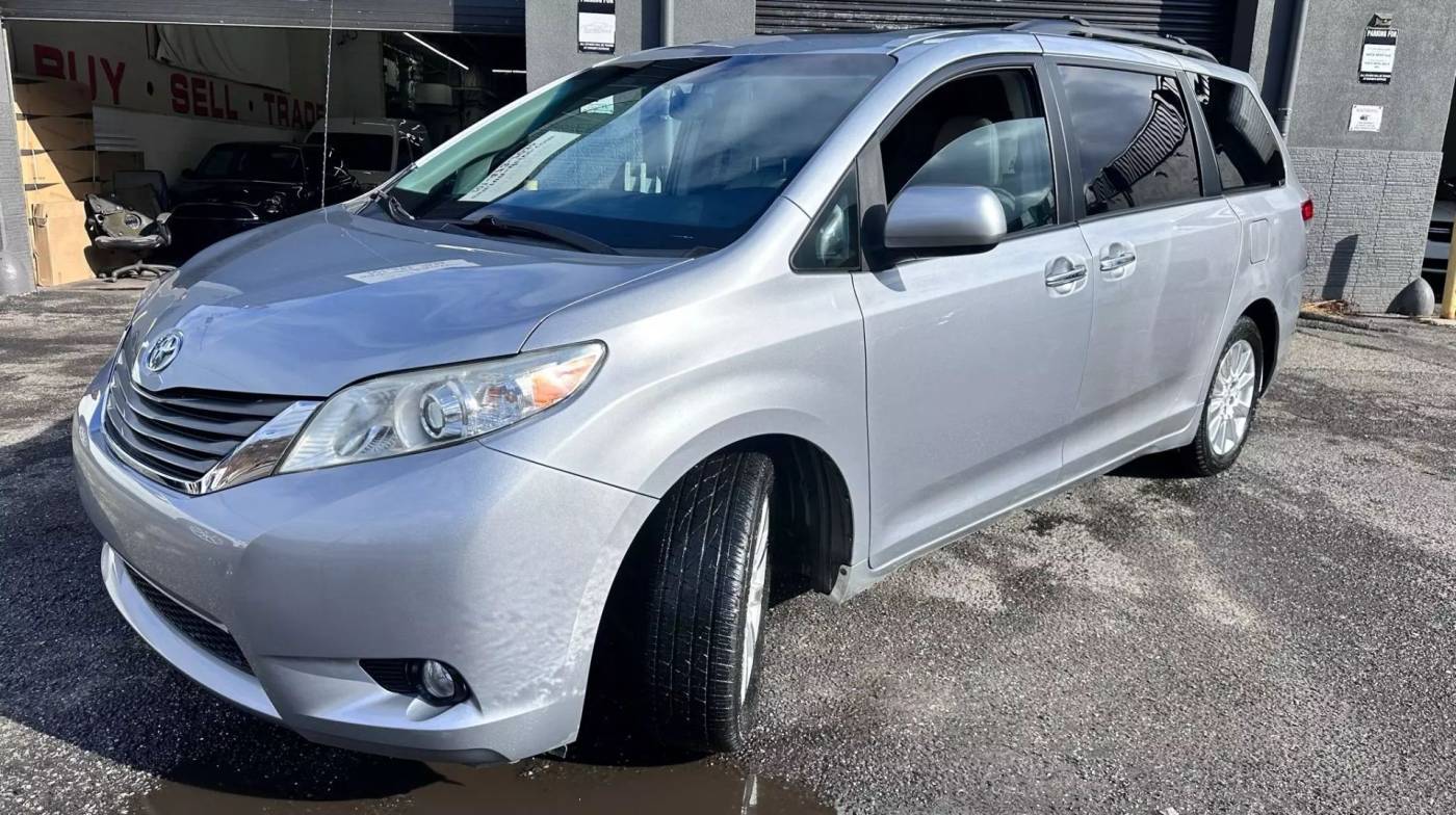 2014 Toyota Sienna XLE — Minivan — 151,050 mi — Hasbrouk Heights, NJ