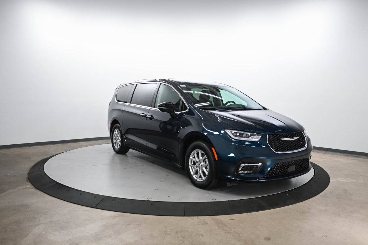 2024 Chrysler Pacifica Touring L — Minivan — 30,368 mi — Cornelius, NC