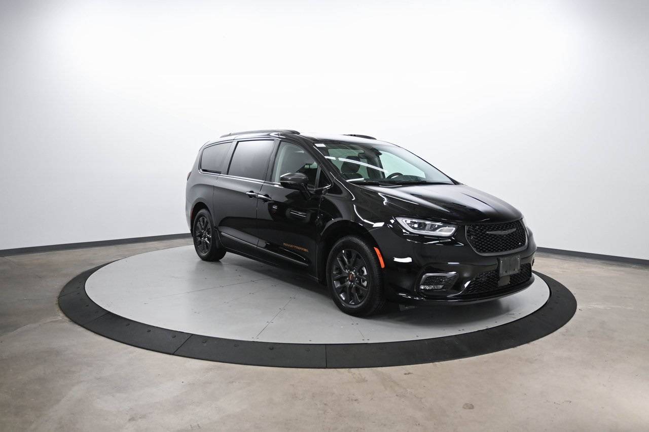 2024 Chrysler Pacifica Hybrid Road Tripper — Minivan — 12,166 mi — Cornelius, NC