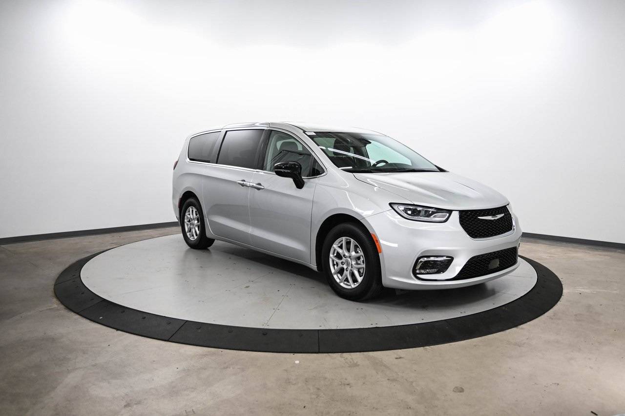 2024 Chrysler Pacifica Touring L — Minivan — 29,361 mi — Cornelius, NC