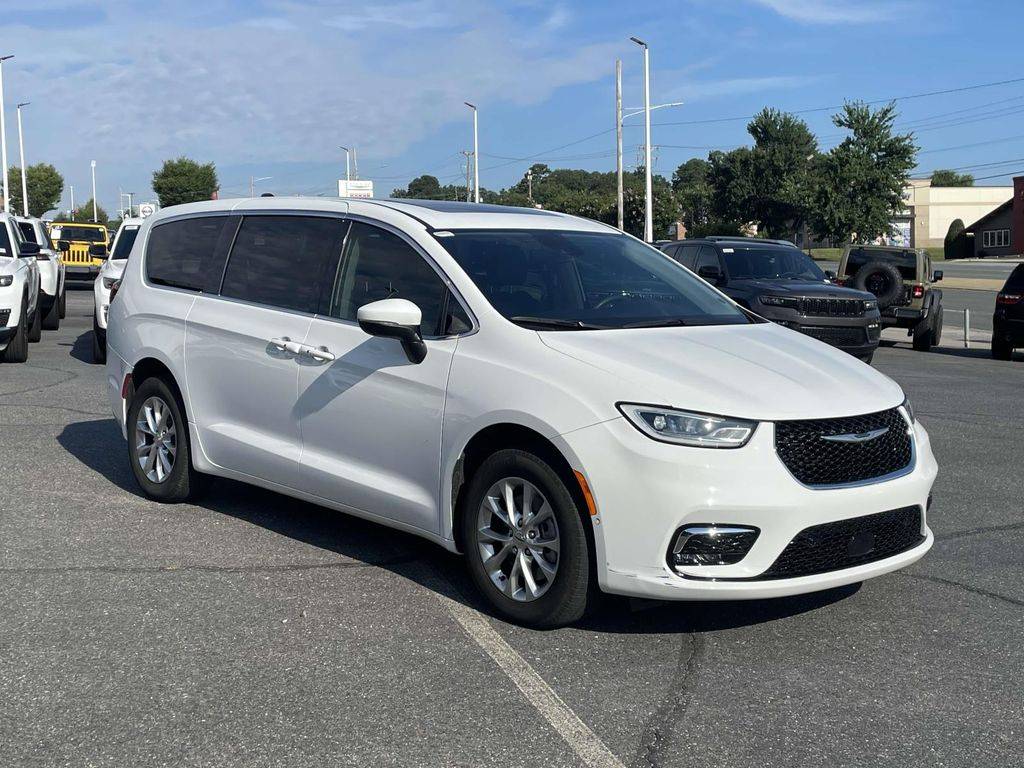2023 Chrysler Pacifica Touring L — Minivan — 22,060 mi — Gastonia, NC