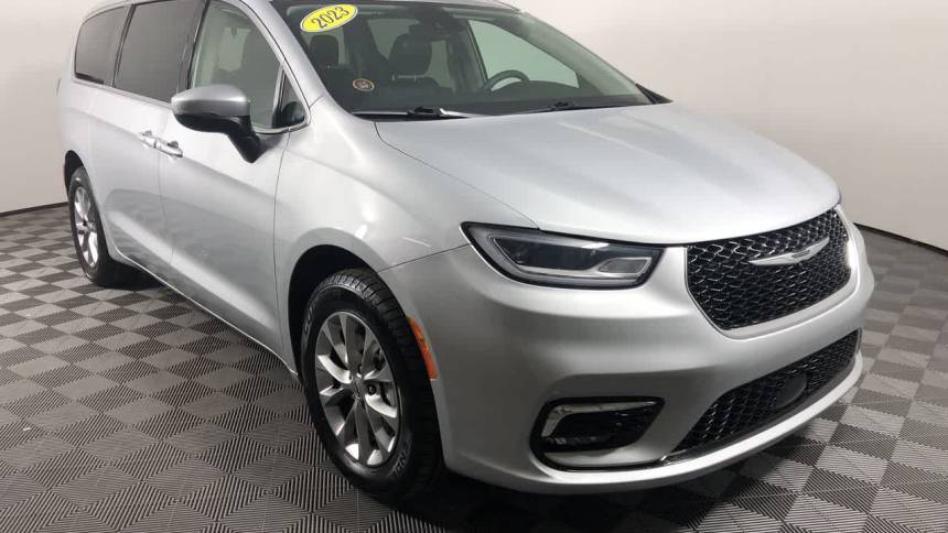 2023 Chrysler Pacifica Touring L — Minivan — 77,754 mi — Shelbyville, IN