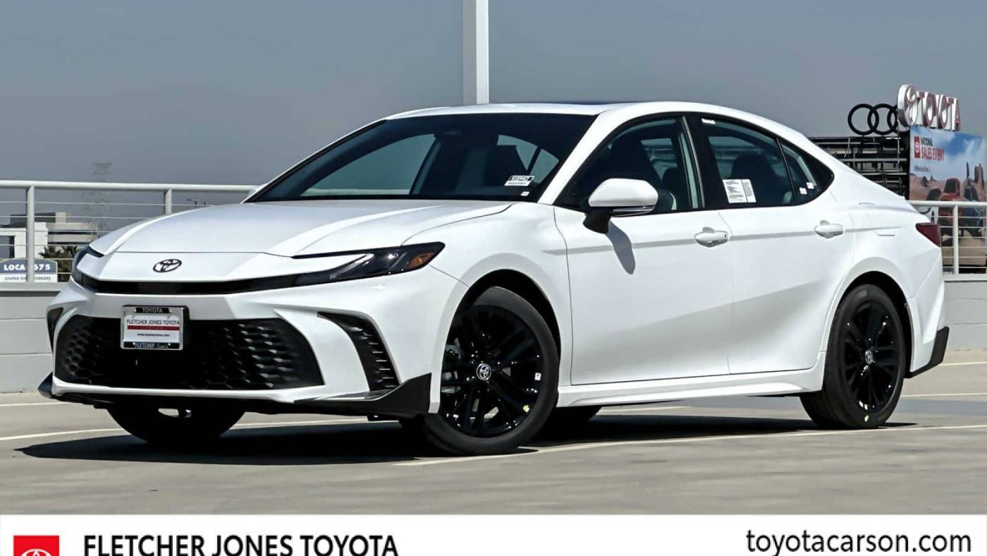 2025 Toyota Camry Hybrid SE — Sedan — 13,353 mi — Carson, CA