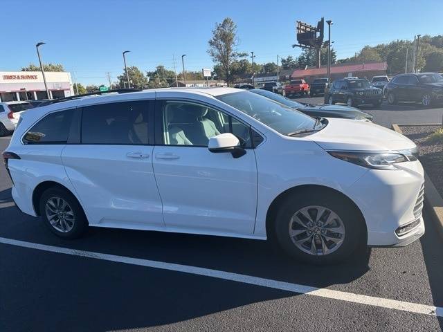 2021 Toyota Sienna LE — Minivan — 23,350 mi — Evansville, IN