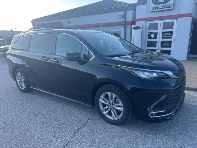 2023 Toyota Sienna XLE — Minivan — 26,179 mi — Evansville, IN