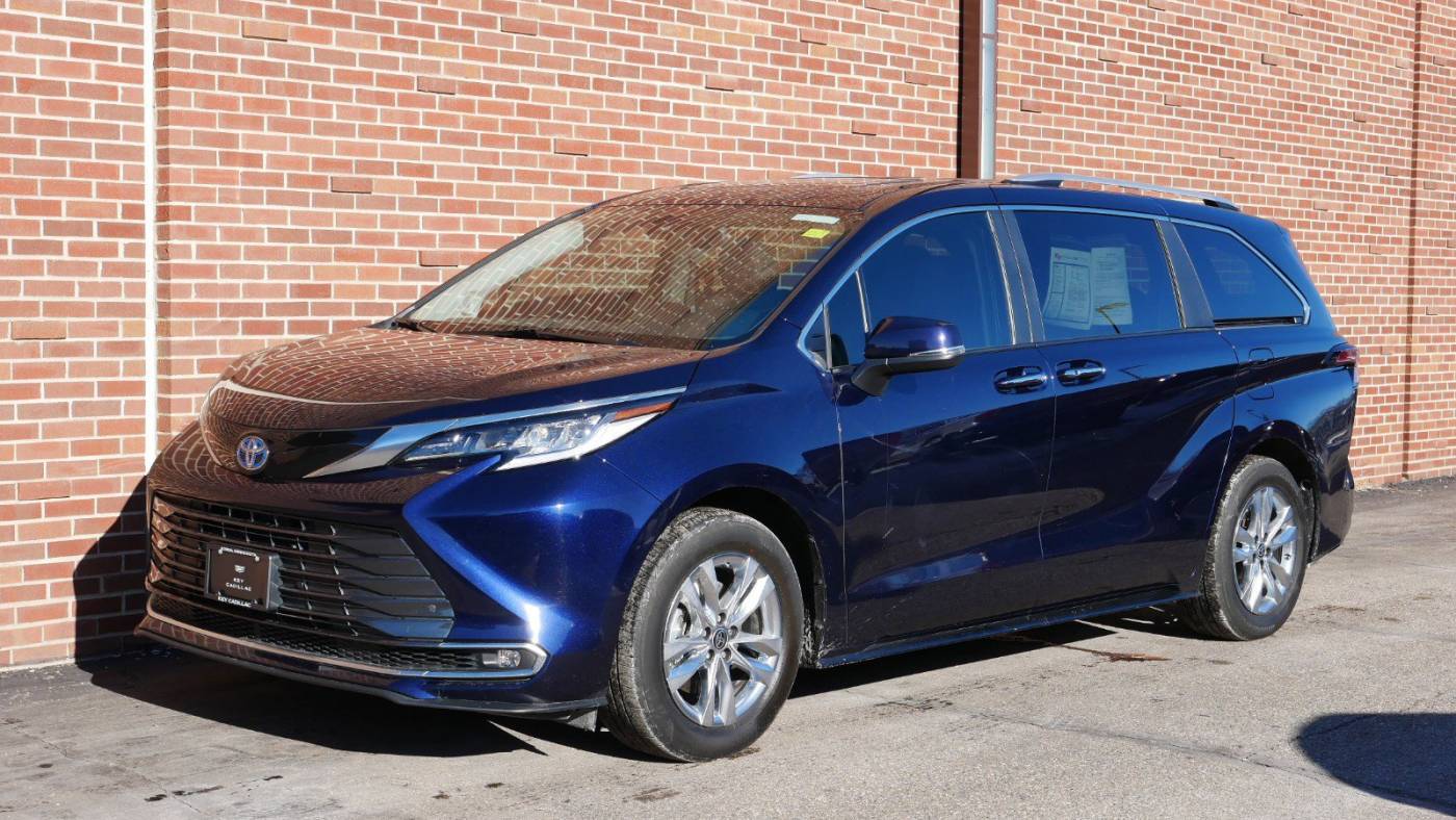2024 Toyota Sienna Limited — Minivan — 21,722 mi — Edina, MN