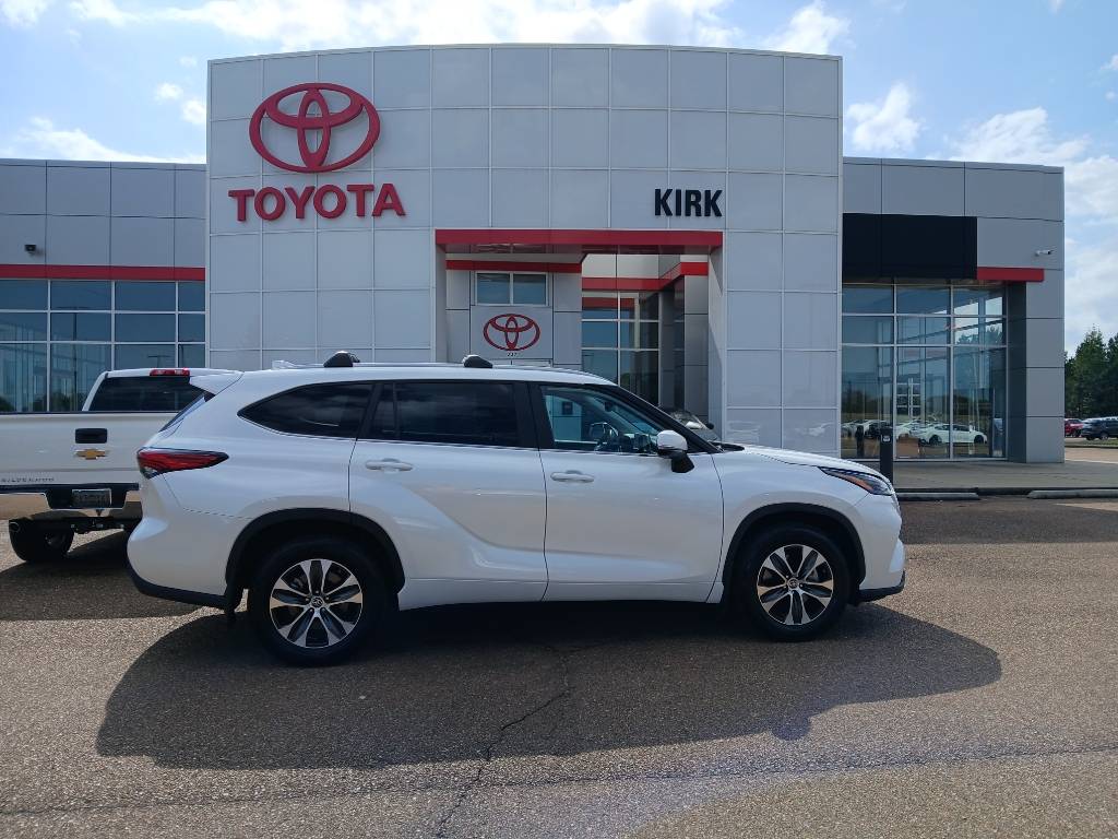 2023 Toyota Highlander XLE — SUV — 27,979 mi — Grenada, MS
