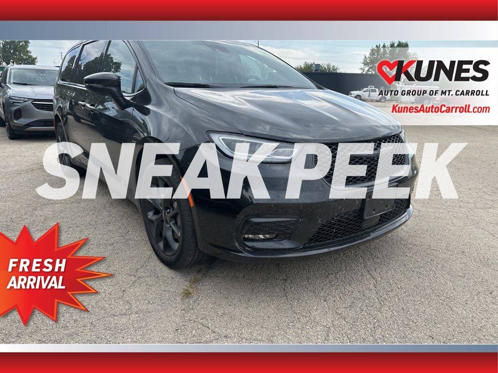 2023 Chrysler Pacifica Touring L — Minivan — 33,292 mi — Mount Carroll, IL