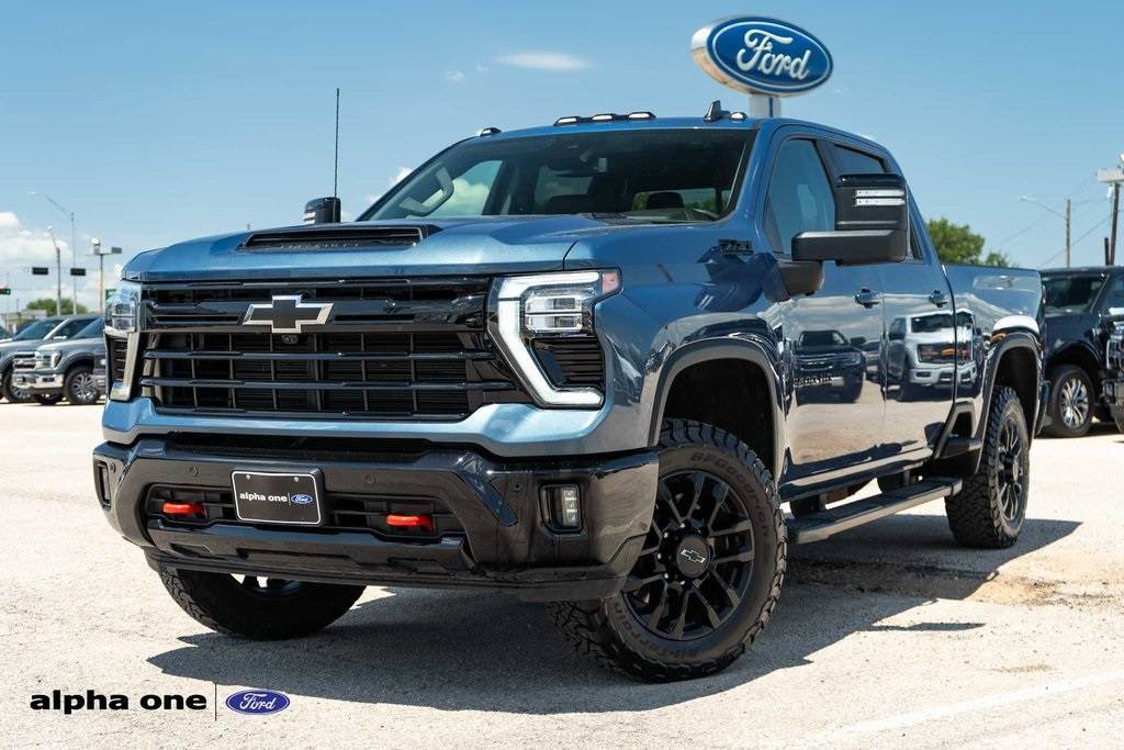 2025 Chevrolet Silverado 2500HD LT — Pickup Truck — 8,712 mi — La Grange, TX