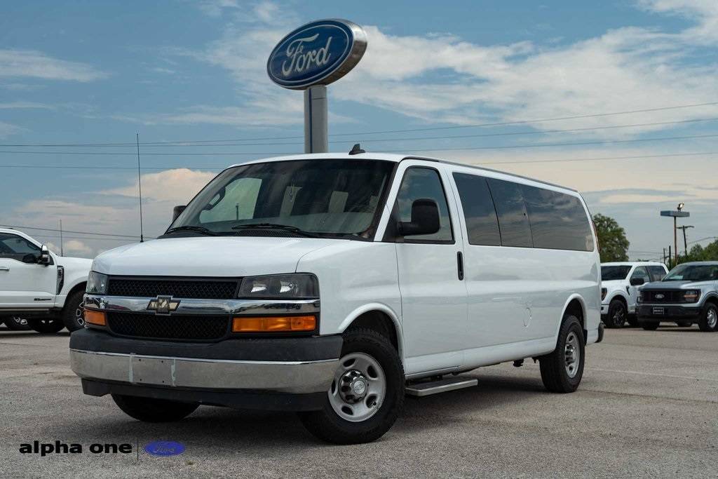 2017 Chevrolet Express Passenger LT — Passenger Van — 131,404 mi — La Grange, TX