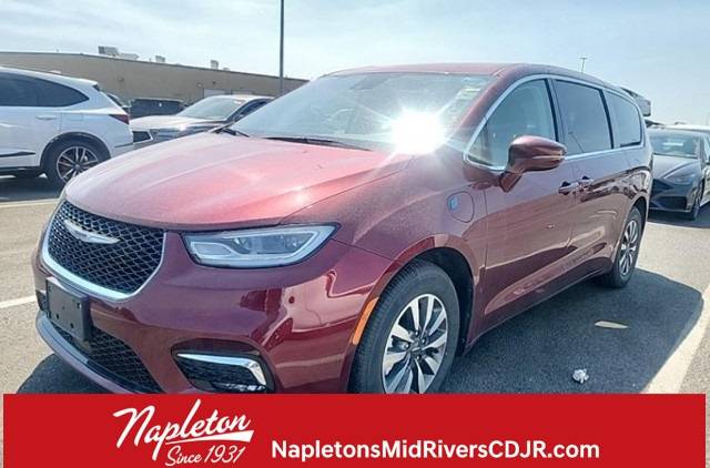 2022 Chrysler Pacifica Hybrid Touring L — Minivan — 69,742 mi — St. Peters, MO