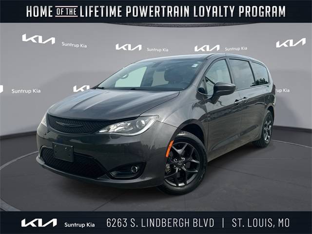 2020 Chrysler Pacifica Touring — Minivan — 65,990 mi — St. Louis, MO