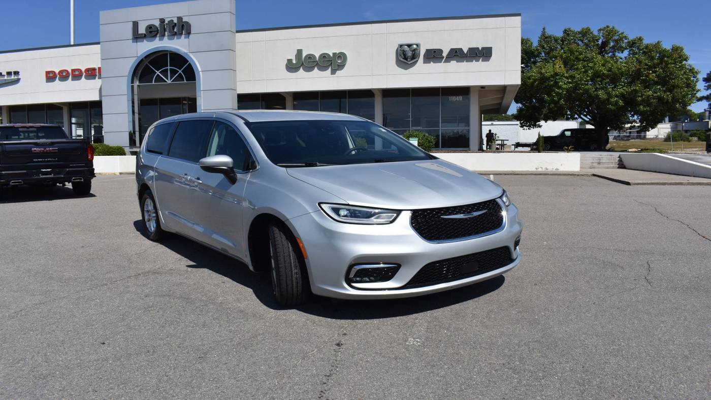 2023 Chrysler Pacifica Touring L — Minivan — 60,791 mi — Aberdeen, NC