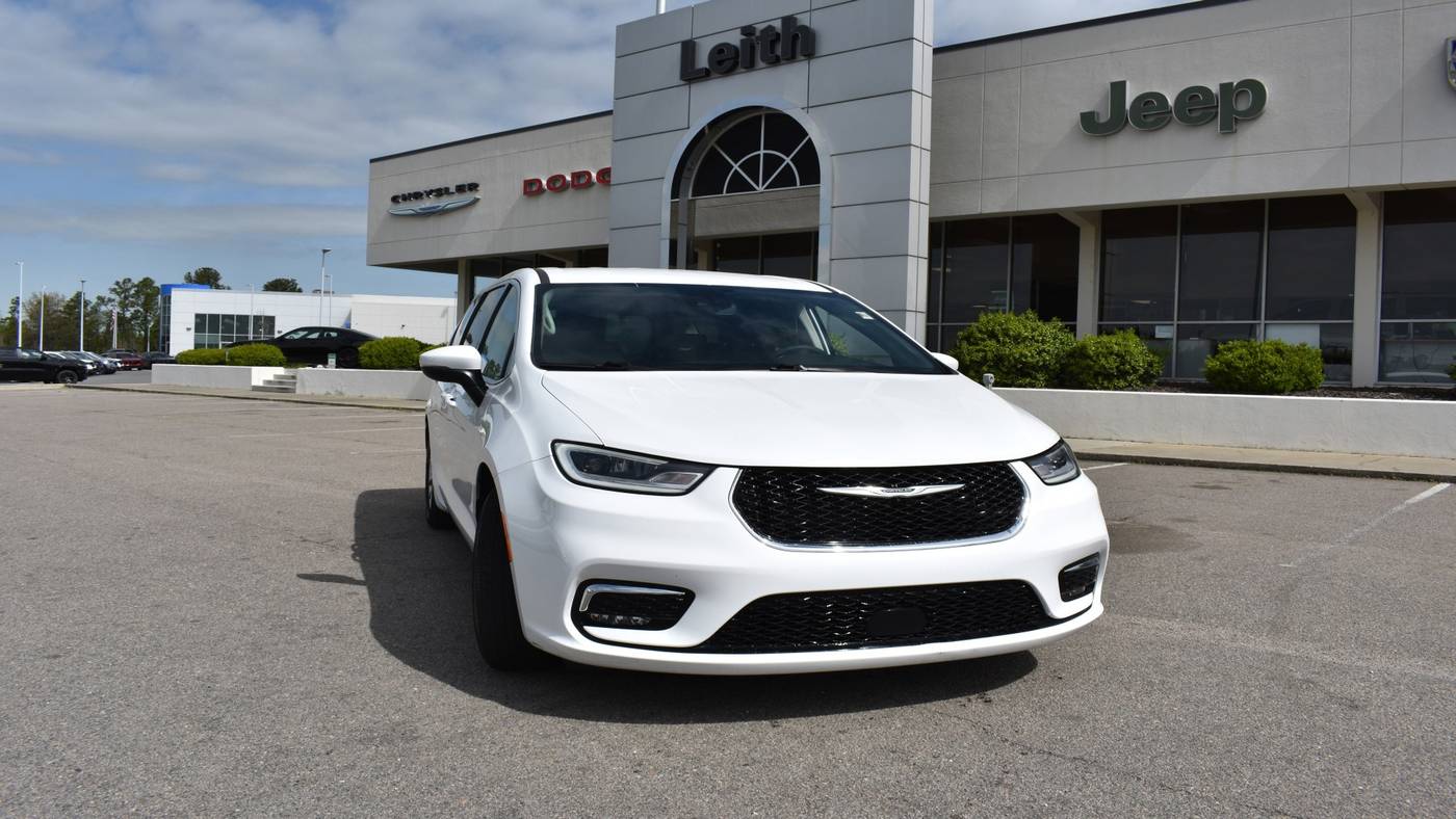2023 Chrysler Pacifica Touring L — Minivan — 62,839 mi — Aberdeen, NC