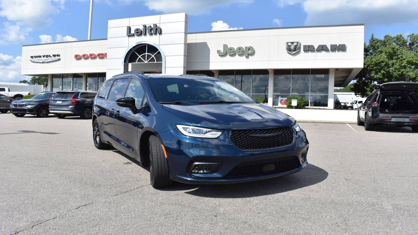 2025 Chrysler Pacifica Limited — Minivan — 29,001 mi — Aberdeen, NC
