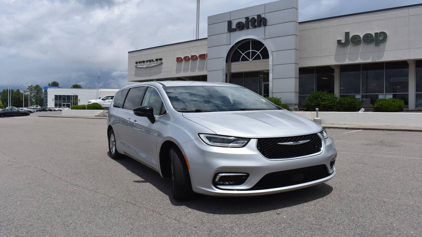 2024 Chrysler Pacifica Touring L — Minivan — 33,149 mi — Aberdeen, NC
