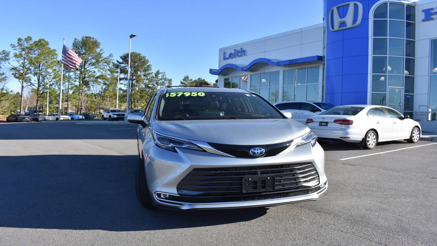 2024 Toyota Sienna Platinum — Minivan — 14,589 mi — Aberdeen, NC