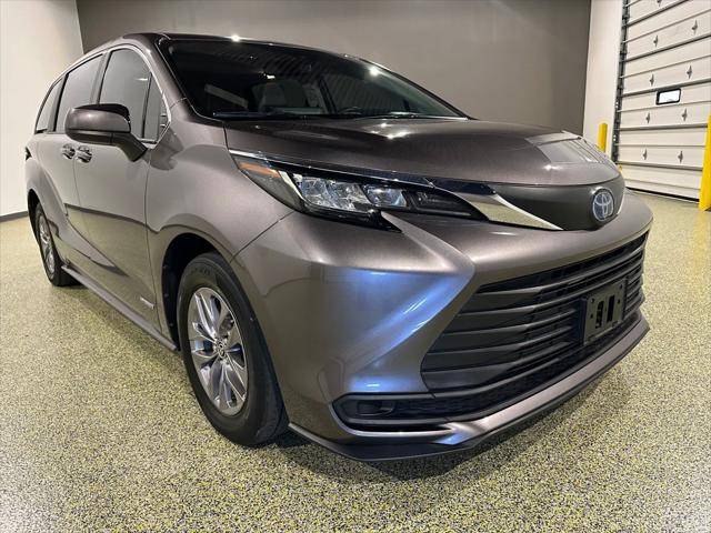 2021 Toyota Sienna LE — Minivan — 33,790 mi — Tomball, TX