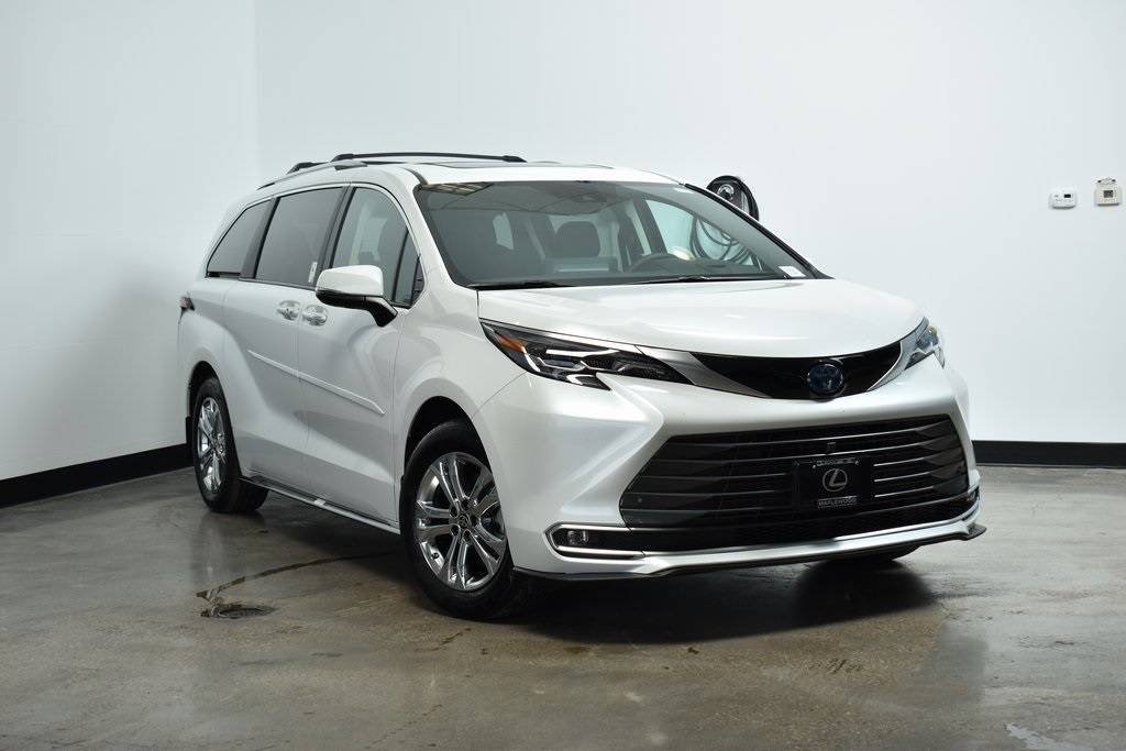 2024 Toyota Sienna Platinum — Minivan — 18,477 mi — Maplewood, MN
