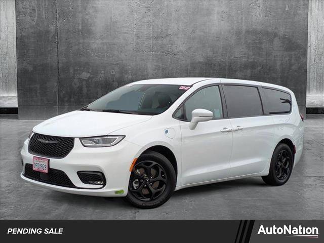 2022 Chrysler Pacifica Hybrid Touring L — Minivan — 18,291 mi — Carlsbad, CA