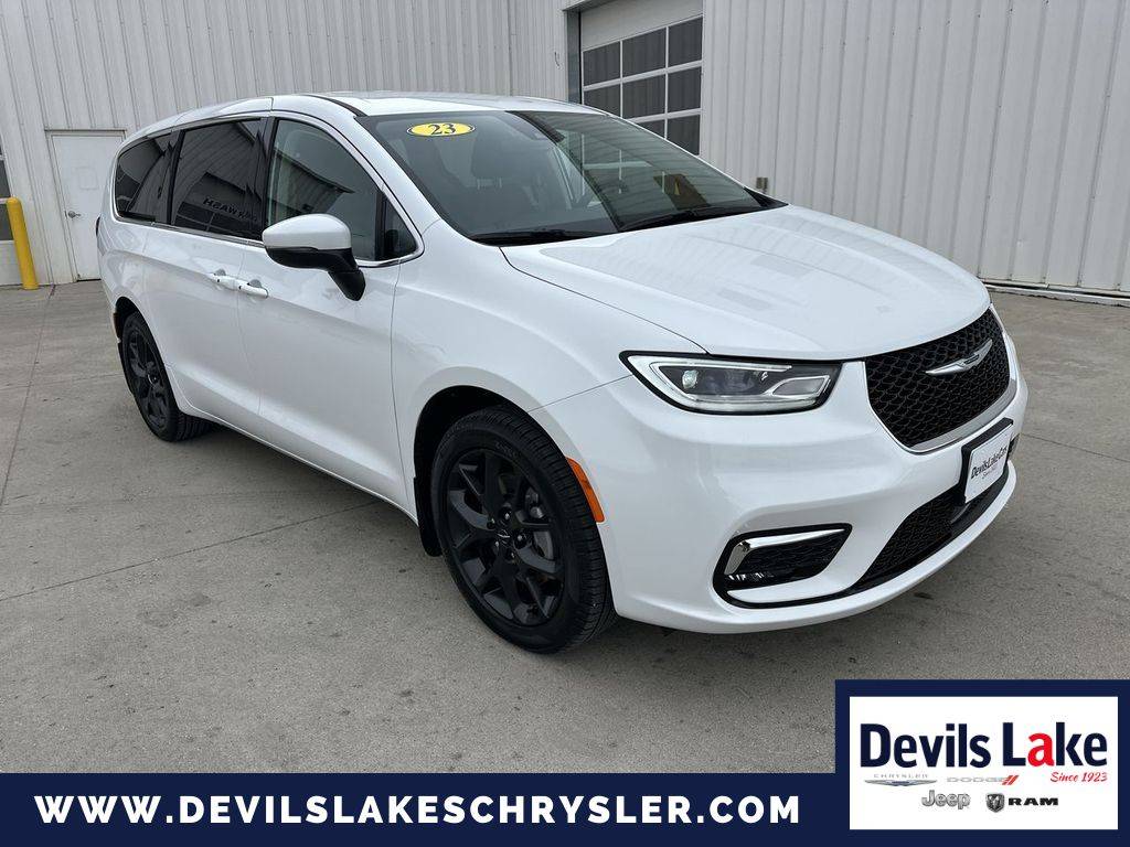 2023 Chrysler Pacifica Touring L — Minivan — 18,517 mi — Devils Lake, ND