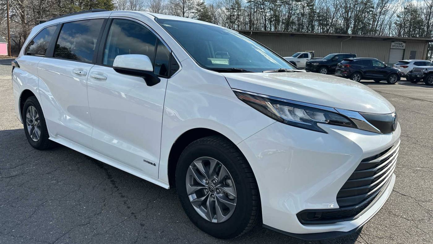 2021 Toyota Sienna LE — Minivan — 49,633 mi — Mount Airy, NC
