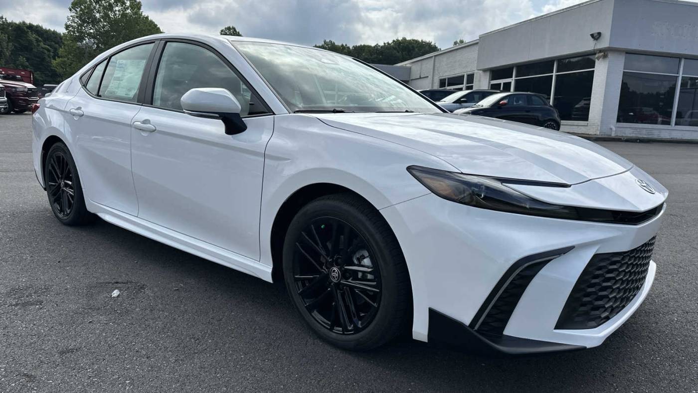 2025 Toyota Camry Hybrid SE — Sedan — 6,100 mi — Mount Airy, NC