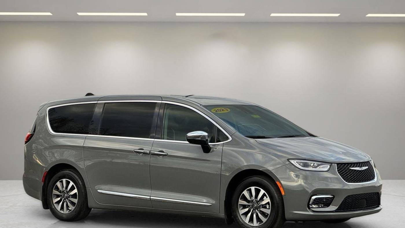 2023 Chrysler Pacifica Hybrid Limited — Minivan — 18,489 mi — Mt Orab, OH