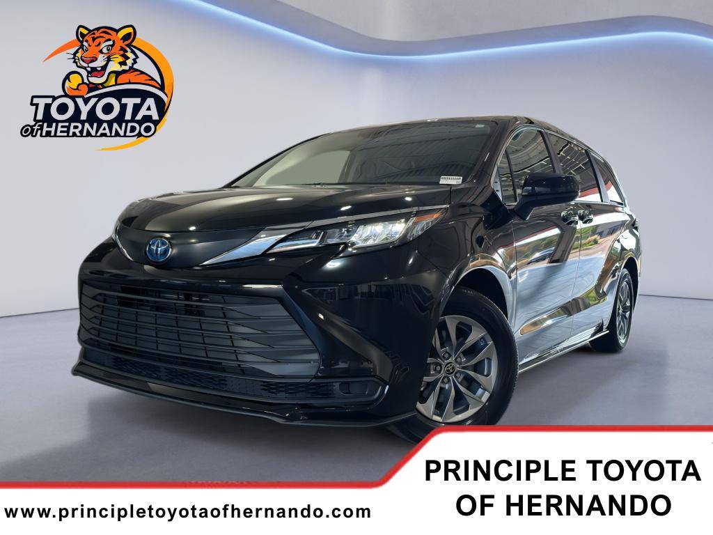 2022 Toyota Sienna LE — Minivan — 8,750 mi — Hernando, MS