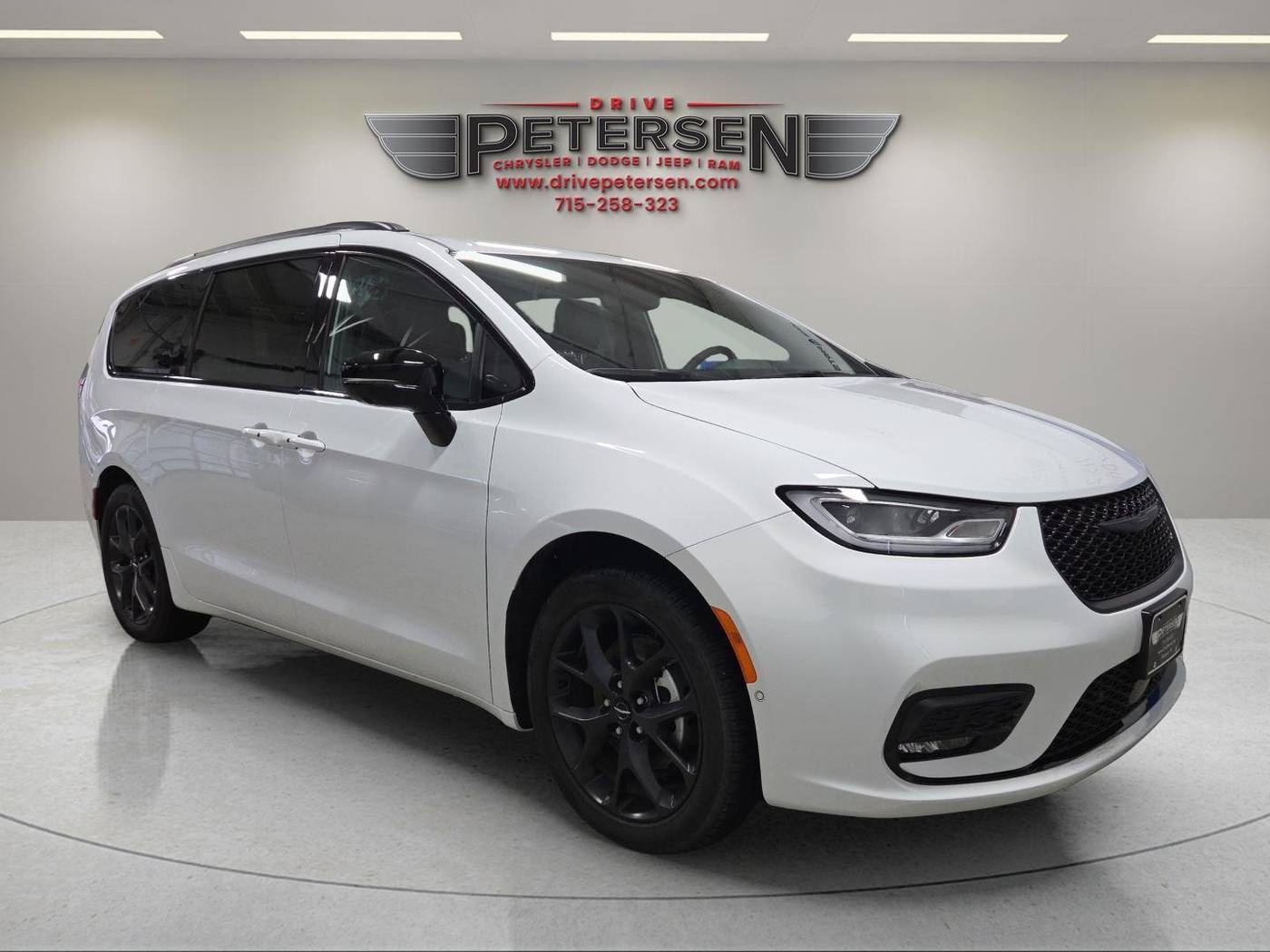 2024 Chrysler Pacifica Touring L — Minivan — 3,554 mi — Waupaca, WI
