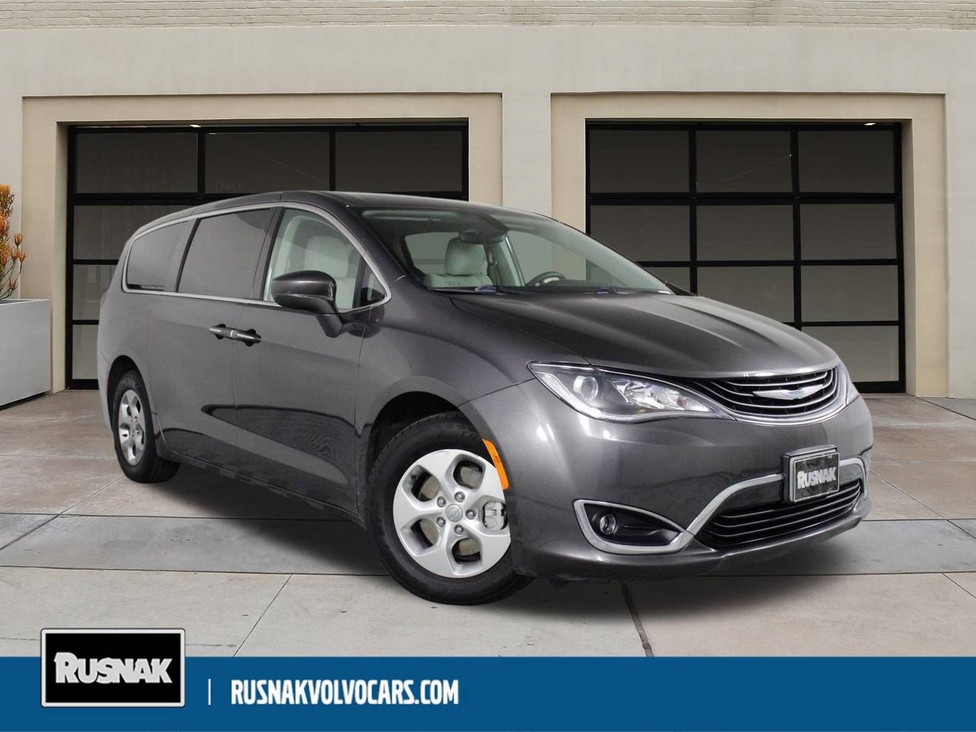 2018 Chrysler Pacifica Hybrid Touring Plus — Minivan — 88,895 mi — Pasadena, CA