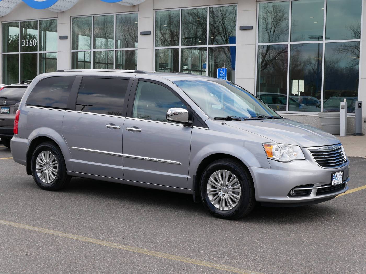2015 Chrysler Town & Country Limited — Minivan — 57,104 mi — White Bear Lake, MN