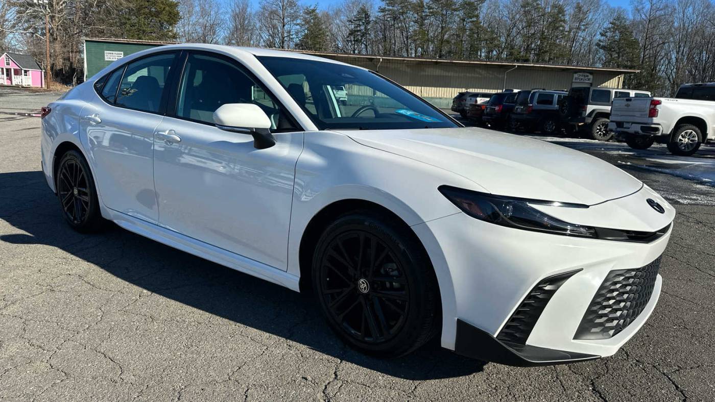 2025 Toyota Camry SE — Sedan — 4,472 mi — Mount Airy, NC