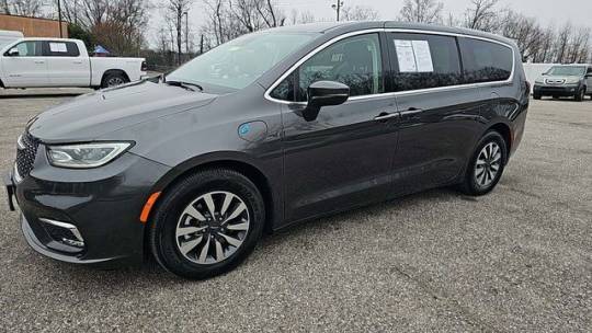 2023 Chrysler Pacifica Hybrid Touring L — Minivan — 37,782 mi — Skokie, IL