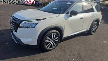 2023 Nissan Pathfinder Platinum — SUV — 8,289 mi — Skokie, IL