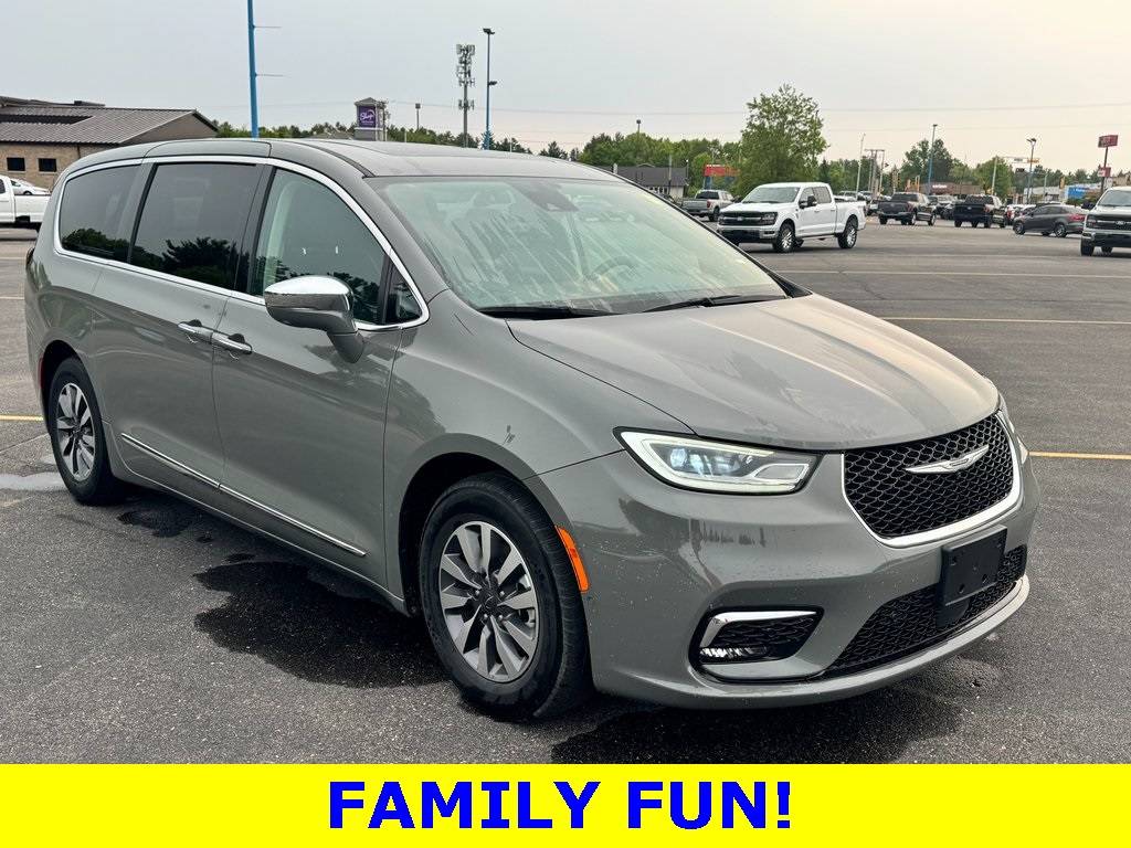 2022 Chrysler Pacifica Hybrid Limited — Minivan — 74,464 mi — Wisconsin Rapids, WI
