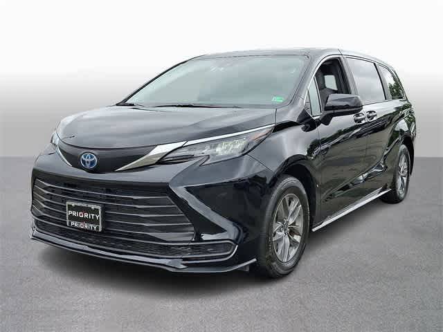 2025 Toyota Sienna LE — Minivan — 10,027 mi — Springfield, VA
