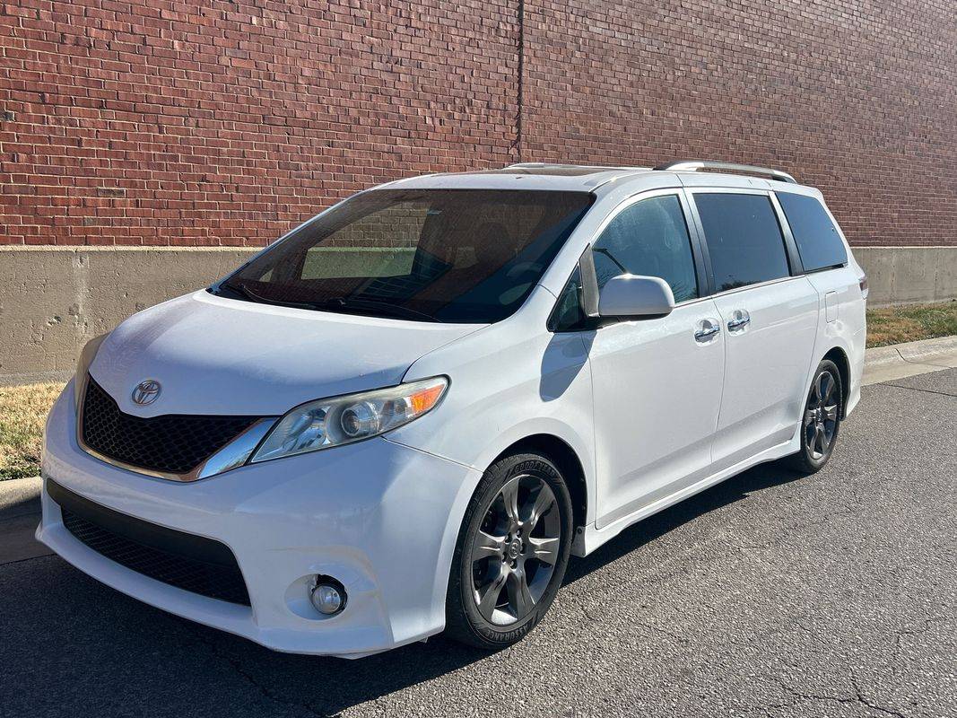 2014 Toyota Sienna SE 8-Passenger
