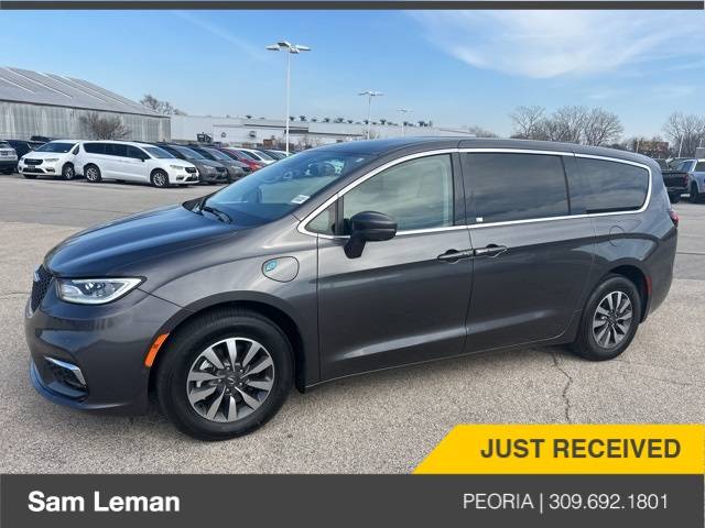 2022 Chrysler Pacifica Hybrid Touring L — Minivan — 28 mi — Peoria, IL
