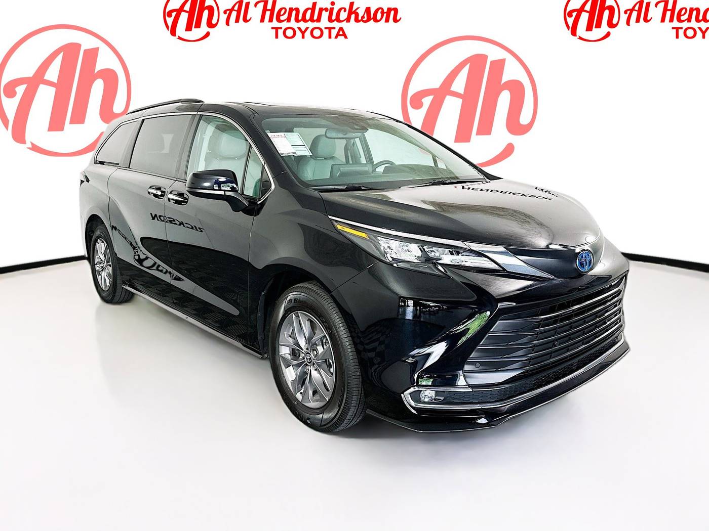 2024 Toyota Sienna XLE — Minivan — 32,010 mi — Coconut Creek, FL