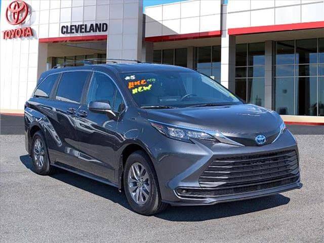 2025 Toyota Sienna LE — Minivan — 106 mi — McDonald, TN